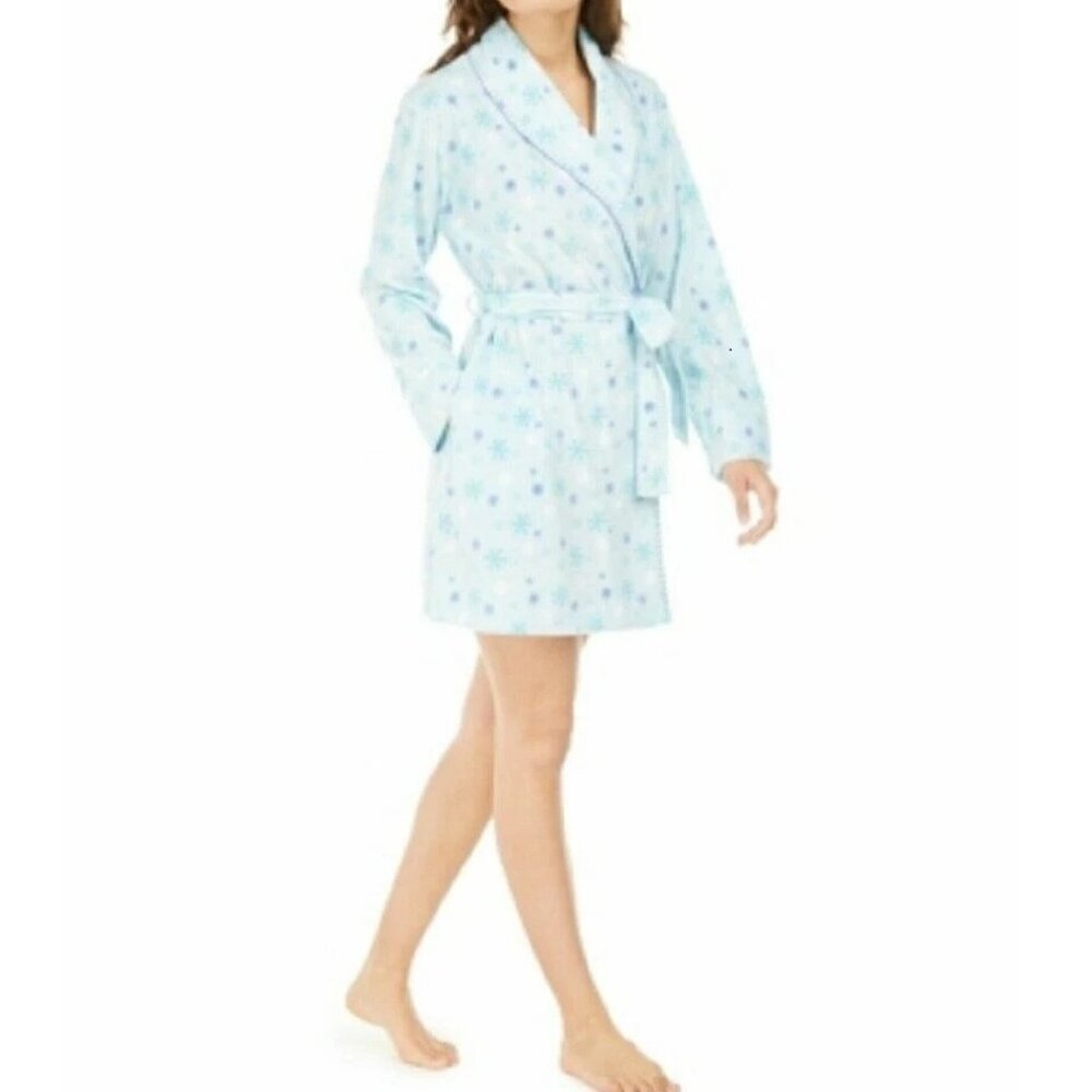 Muk Luks Women's Cozy Fleece Winter Lounge Short Robe, Light Blue Snowflakes
